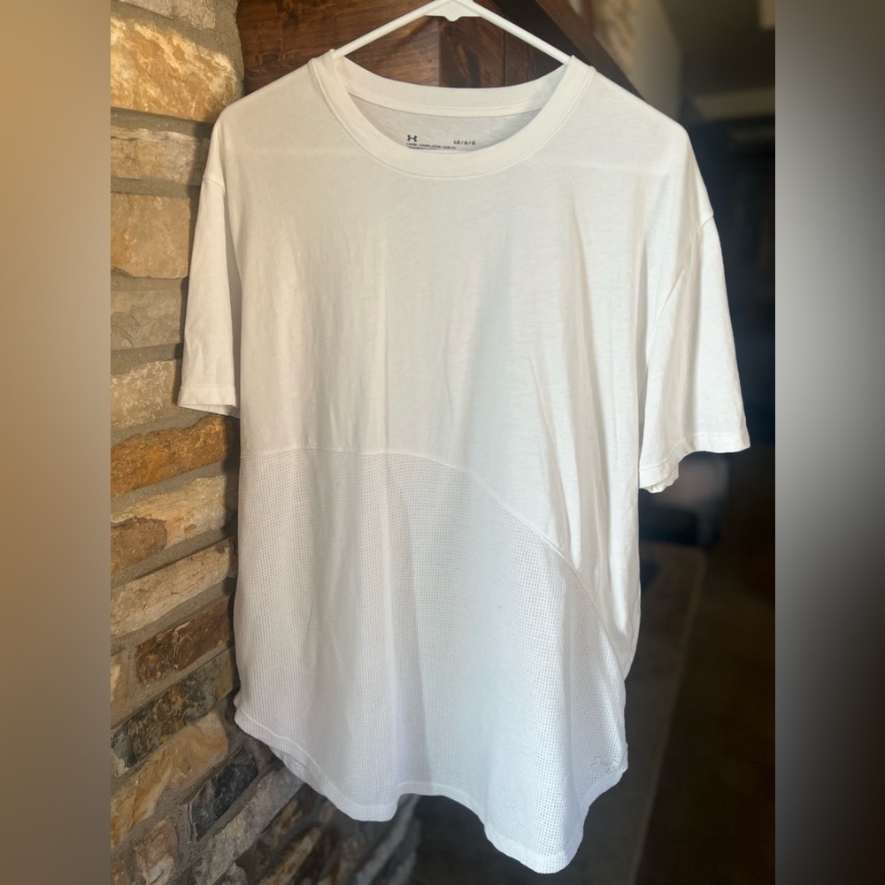 Ladies Under Armor white short -sleeved workout shirt